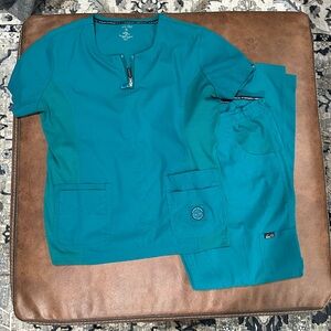 XL Tall Women’s Koi Lite Scrub GREEN Set.